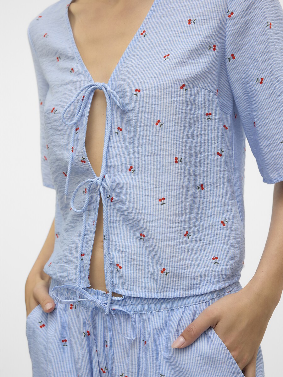 VERO MODA<br>Blusa estampada com laços de fita na frente