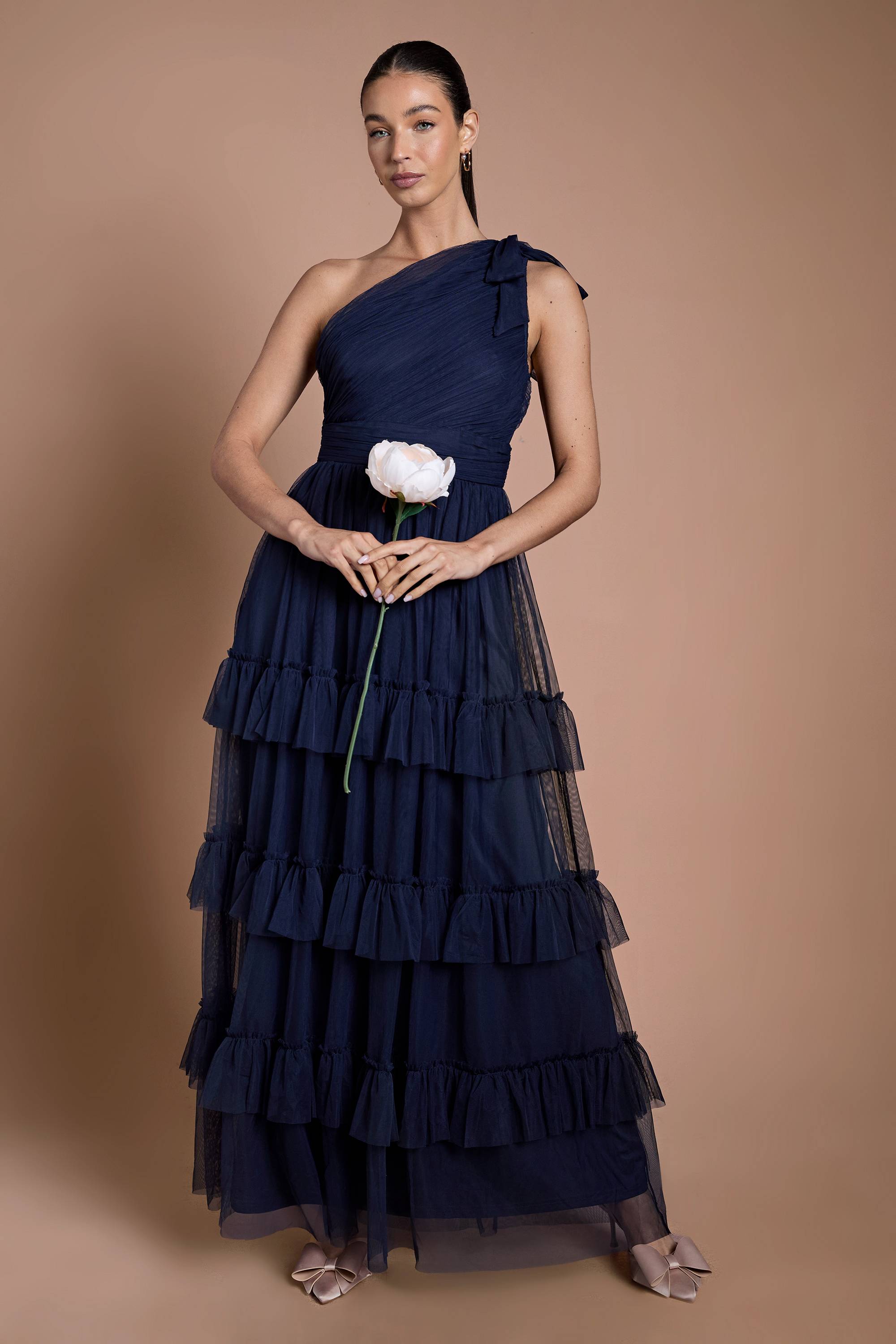Oasis Robe Longue De Demoiselle D'honneur Plissée En Mesh Bleu Marine À Une Épaule Avec Volants Étagés