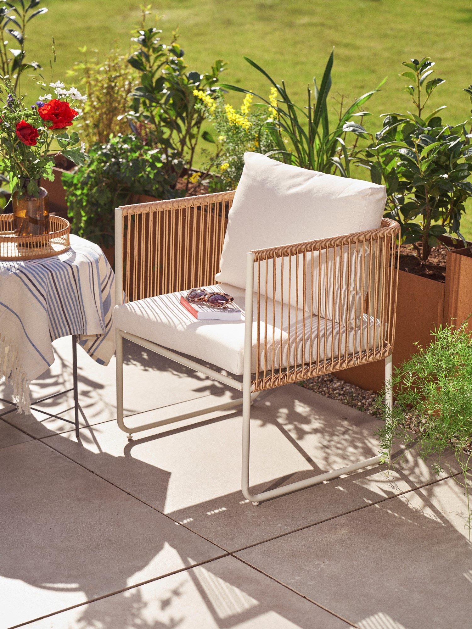 Havestol | Stål/polyethylen/bomuld/polyester. 60 x 55 x 68 cm. | Off White