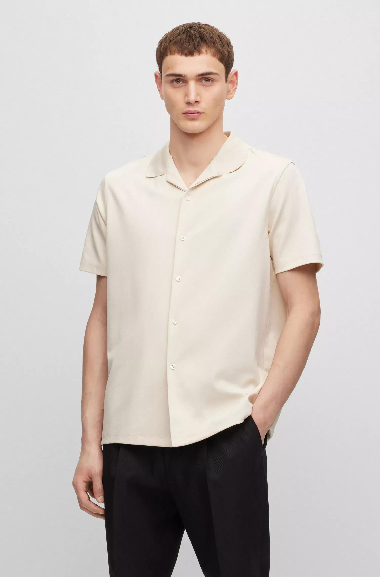 Camisa BOSS preta de corte regular em mistura de algodão mercerizado.