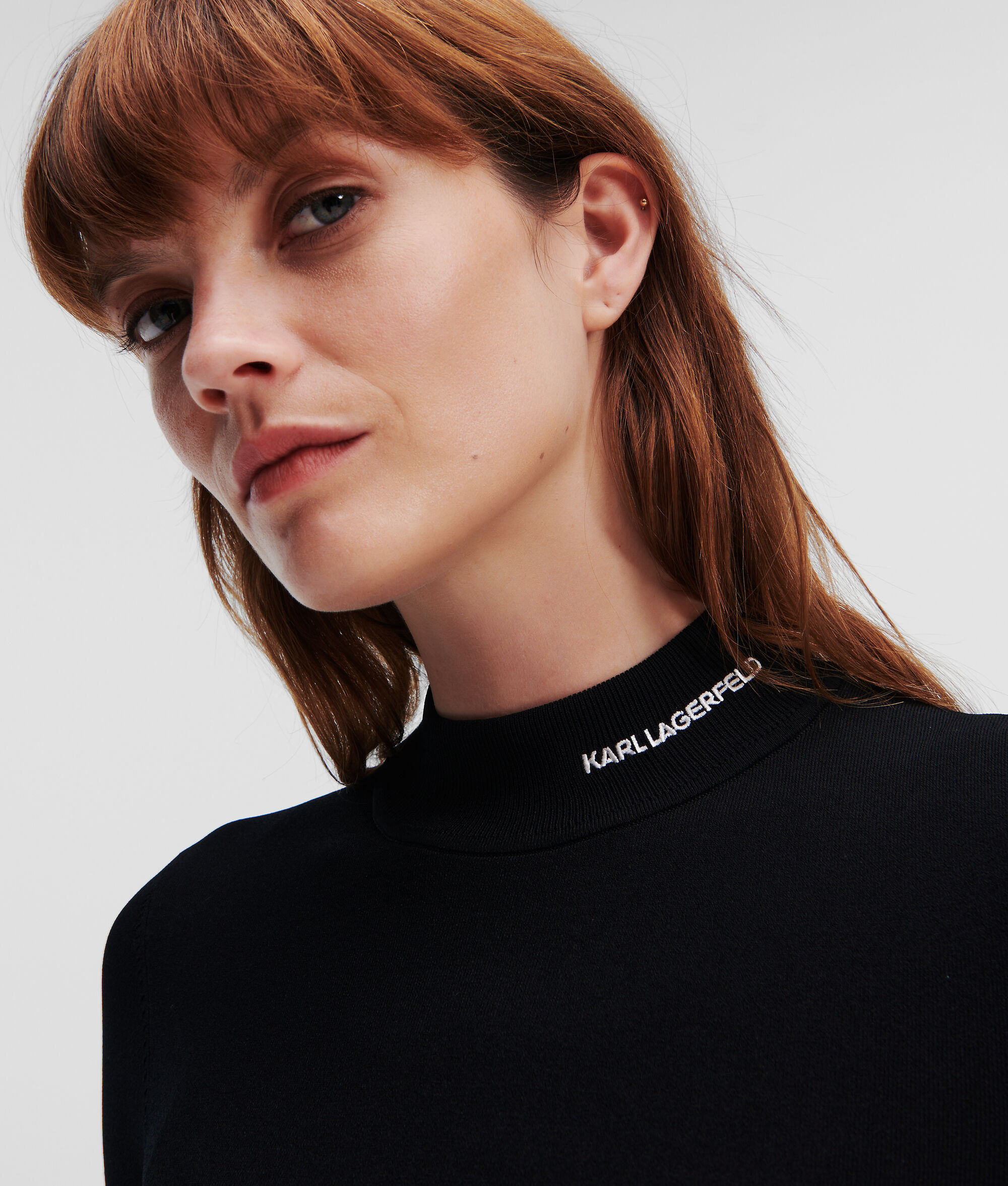 PULL À COL ROULÉ AVEC LOGO KARL