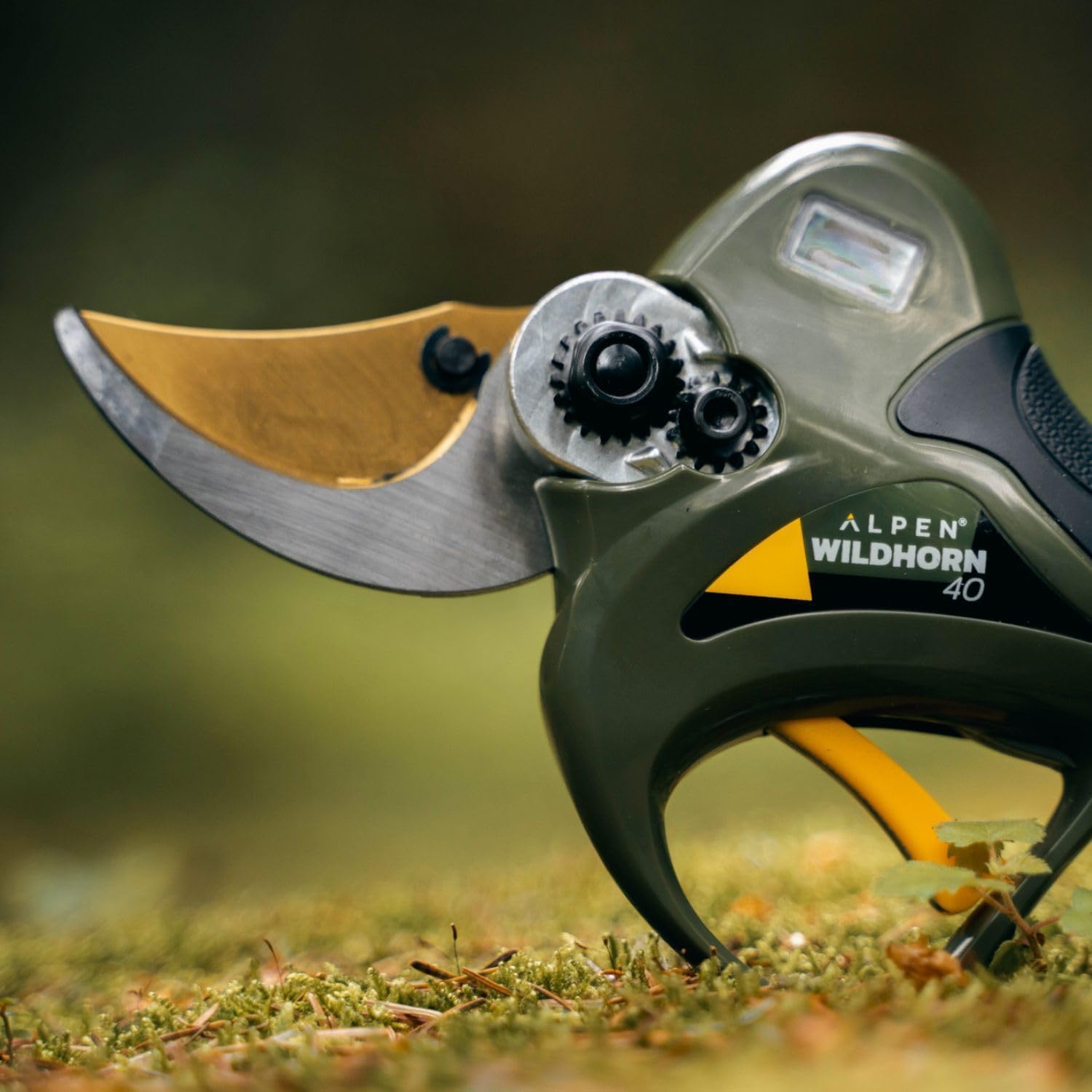 Alpen Swiss Tools Elektrische Gartenschere Wildhorn 40 - HSS-Titan-Klinge, 40 mm Schnittdurchmesser, 1 Li-Ion-Akkus, 3-fach-Ladegerät, Koffer & Zubehör