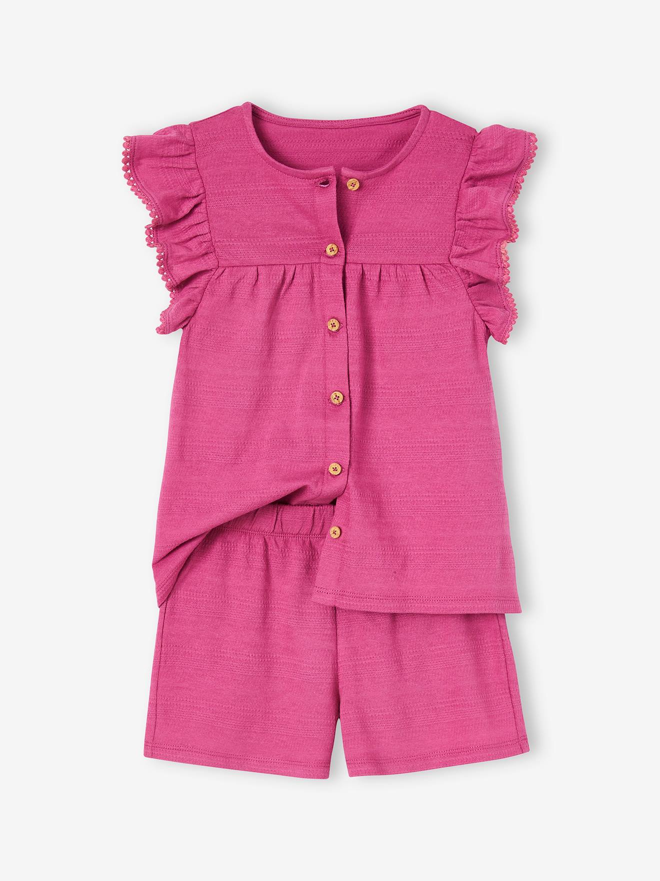 Look da menina: blusa com babados e shorts de tricô rosa com estampa de peônias.