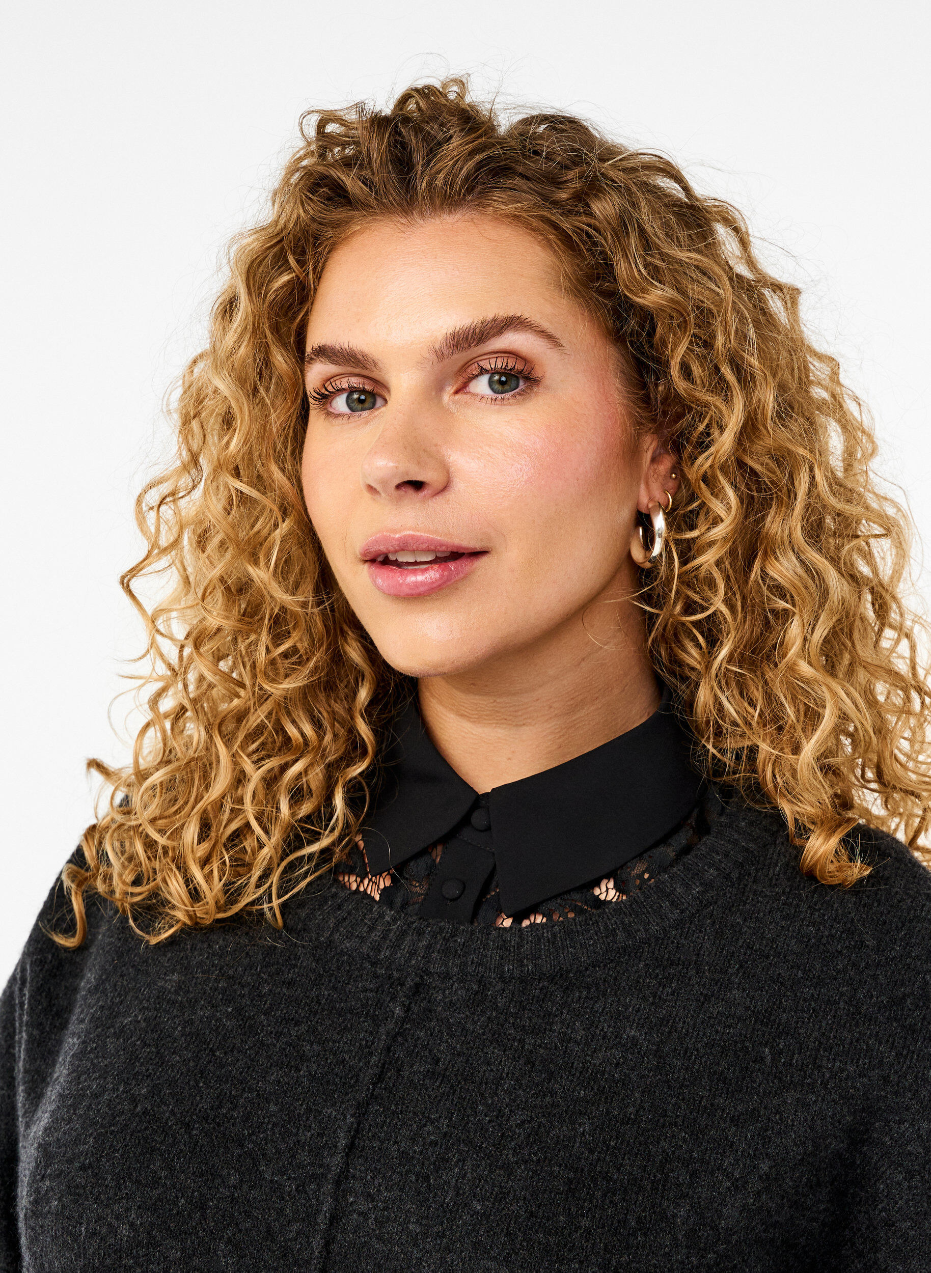 Løs blonde skjortekrave