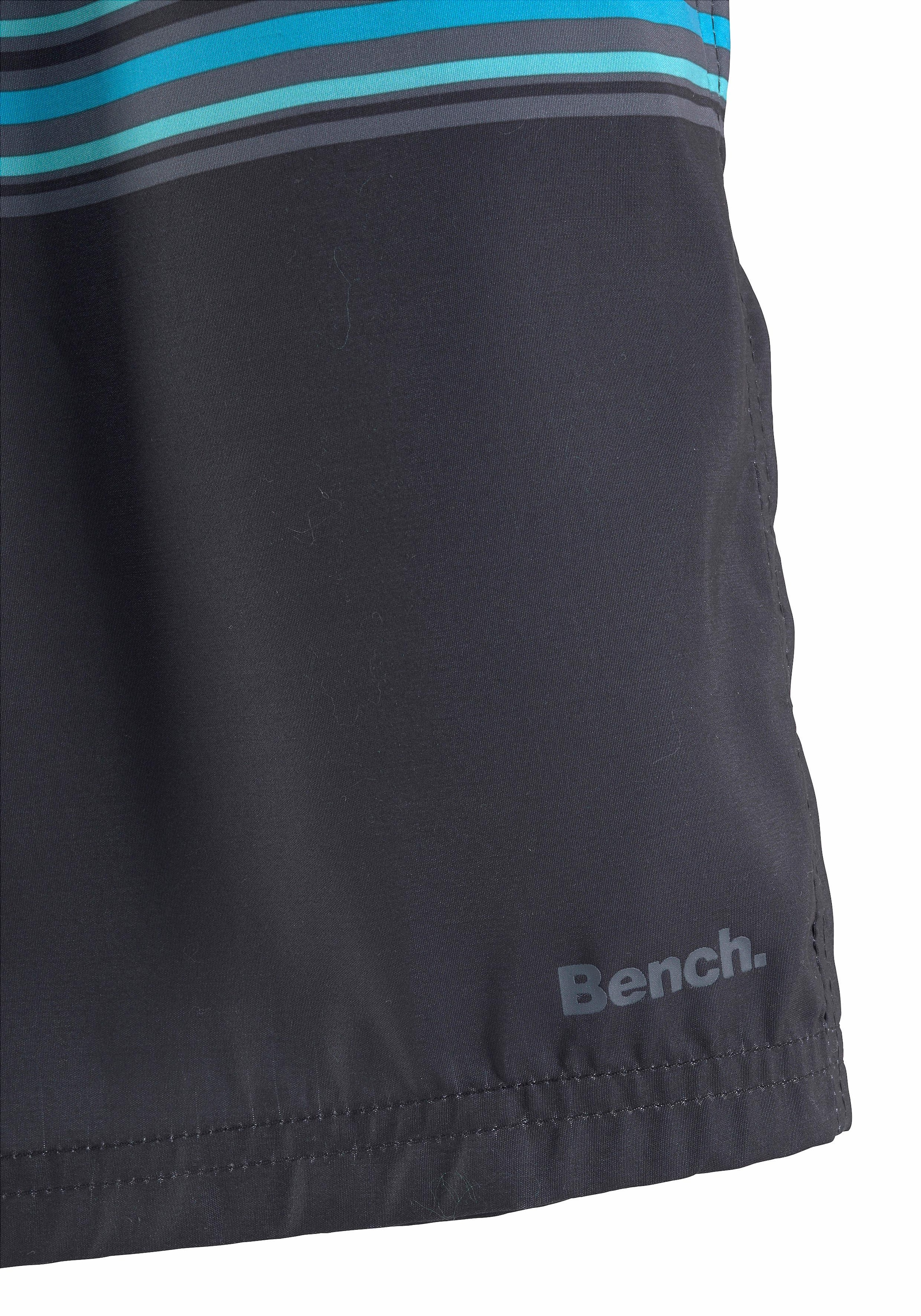 Bench. Badeshorts , mit kontrastfarbenen Streifen