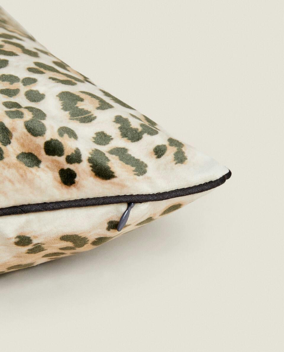 CAPA DE ALMOFADA EM VELUDO COM ESTAMPA DE LEOPARDO
