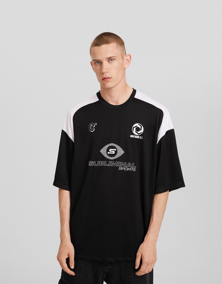 Camiseta esportiva técnica de manga curta com modelagem extra folgada