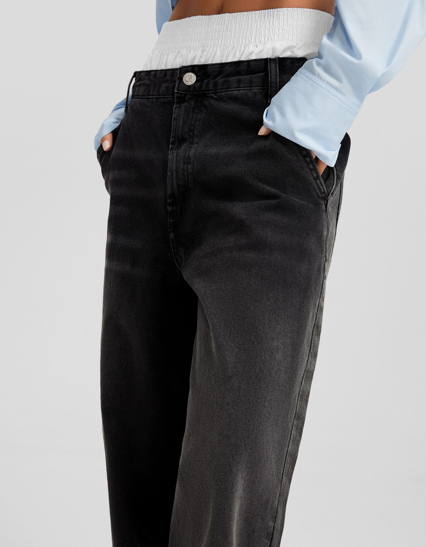 calça jeans estilo skater com efeito desbotado