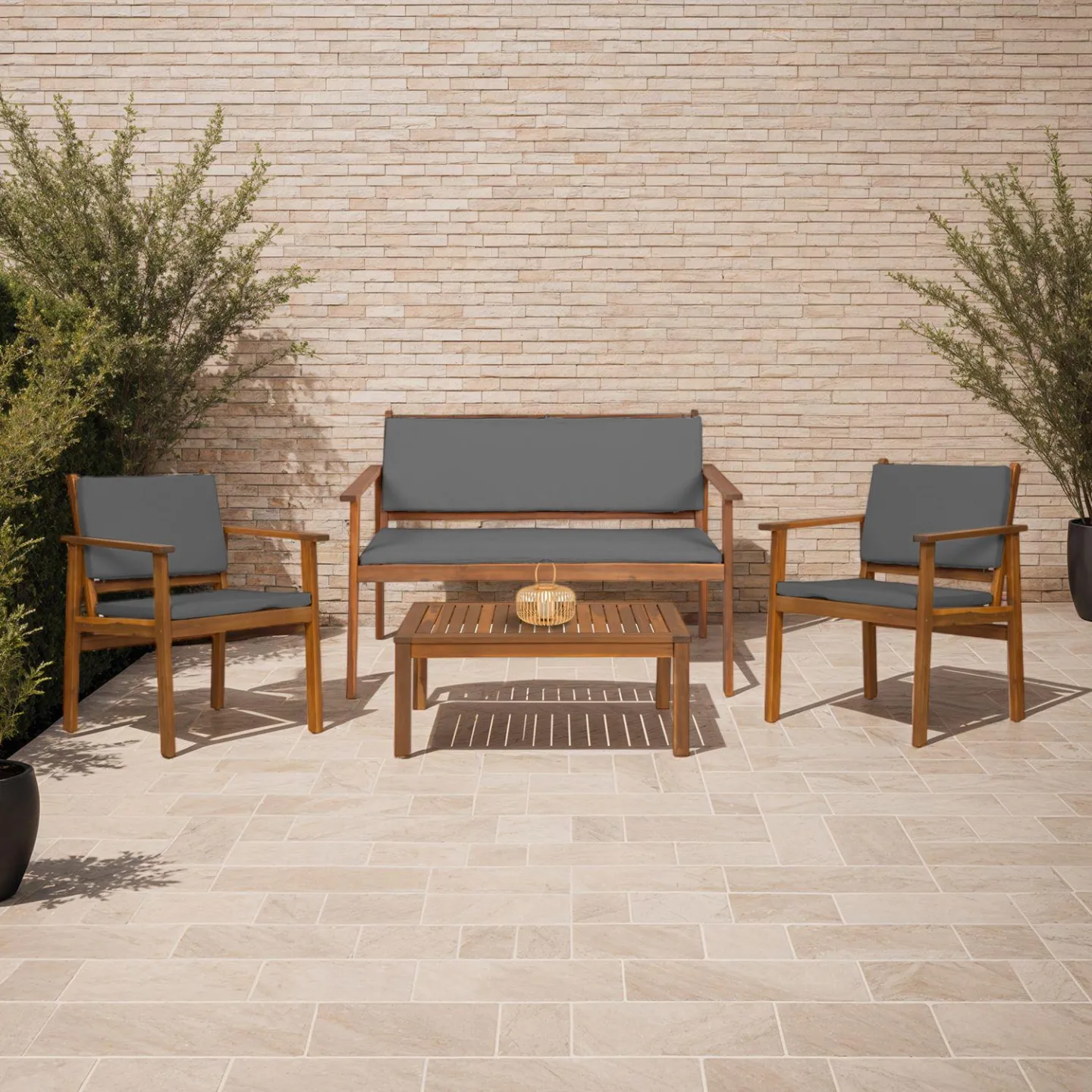 Salon de jardin bas JAKARTA 4 places en acacia avec canapé, fauteuils, table et coussins gris