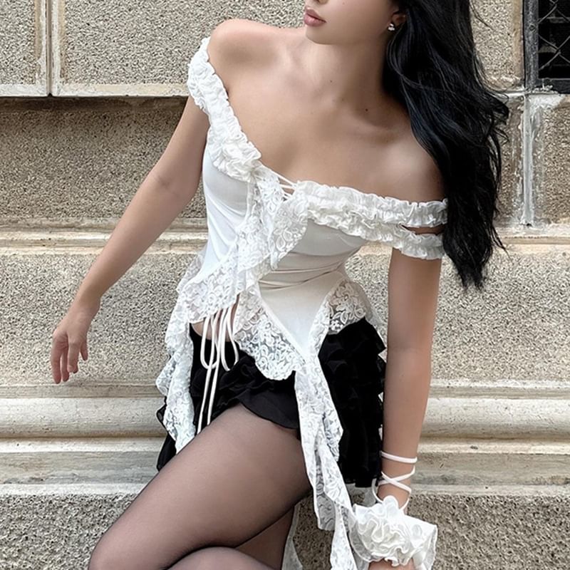 Bababy - Off-Shoulder Effen Asymmetrische Kanten Rand Ruffle Vetersluiting Slim Fit Crop Top