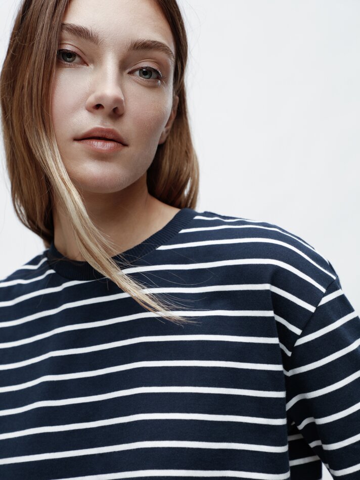 Camiseta cropped de manga curta - Branca/Azul Marinho