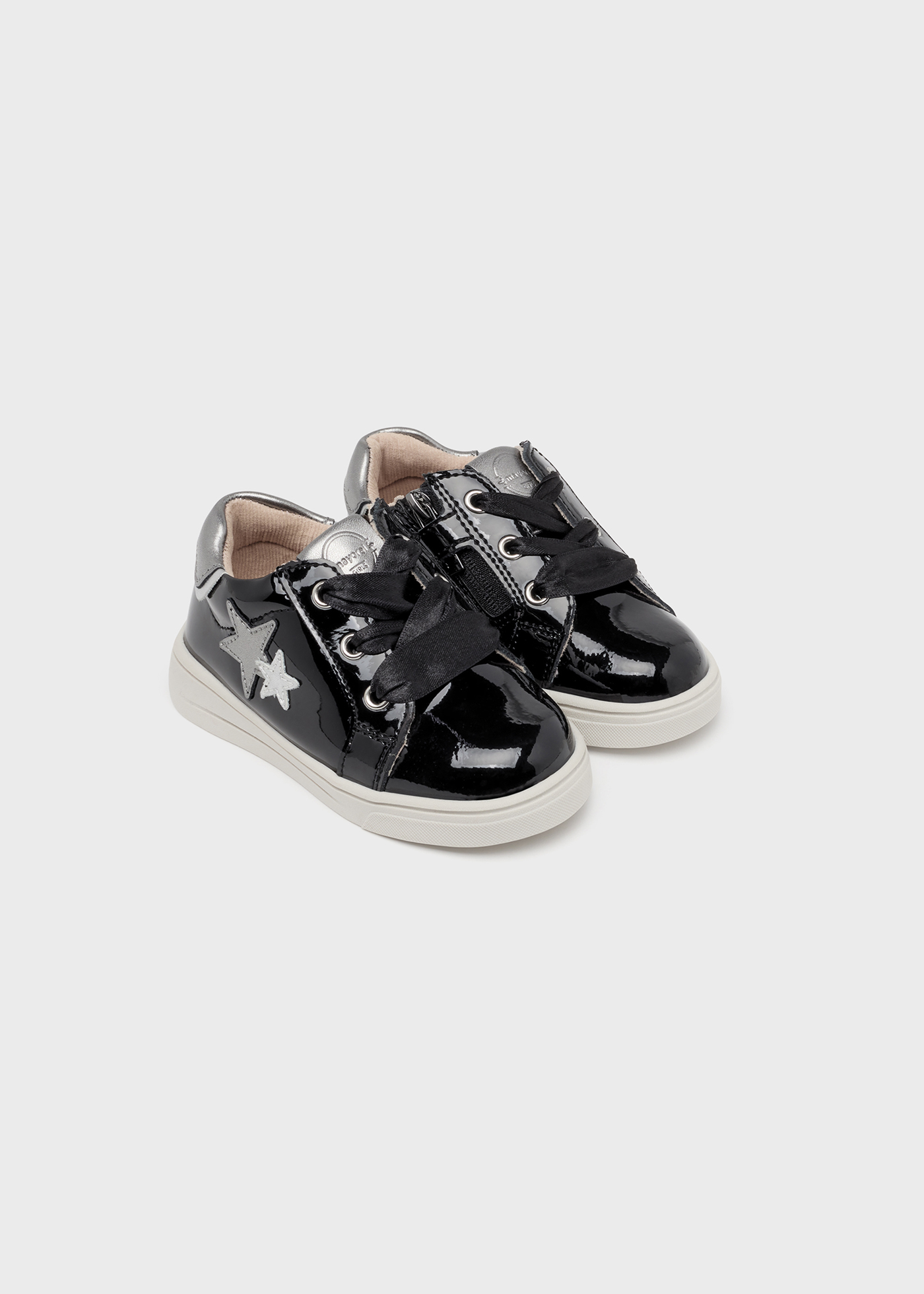 Sapatos esportivos de couro sustentável para bebês com cadarço