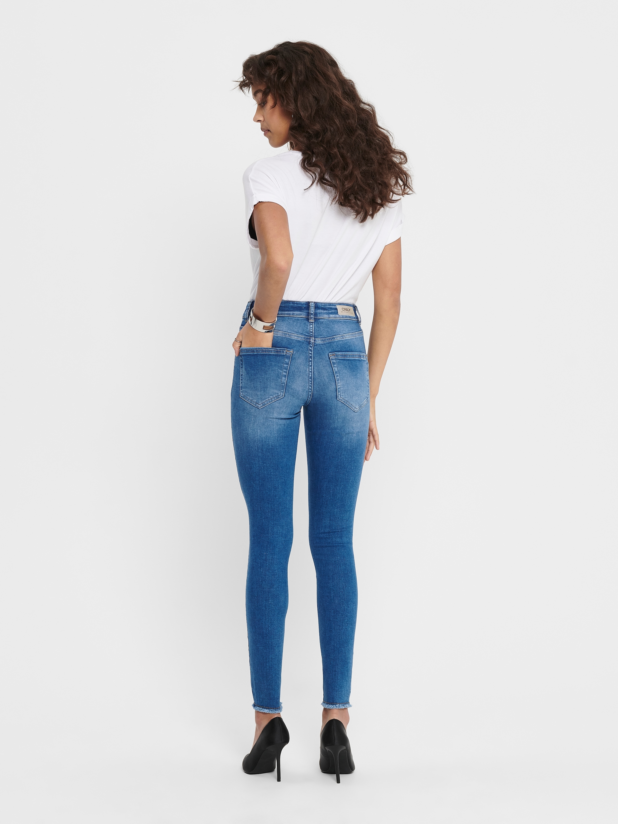ONLY Ankle-Jeans »ONLBLUSH – Ankle-Jeans mit offenen Säumen für moderne Looks«, Abriebeffekte, modisch, skinny fit, Rundhals, regular fit