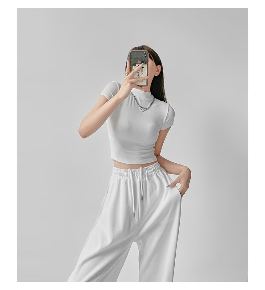 LIVIE - T-shirt met korte mouwen en een rechte, rechte, slanke pasvorm