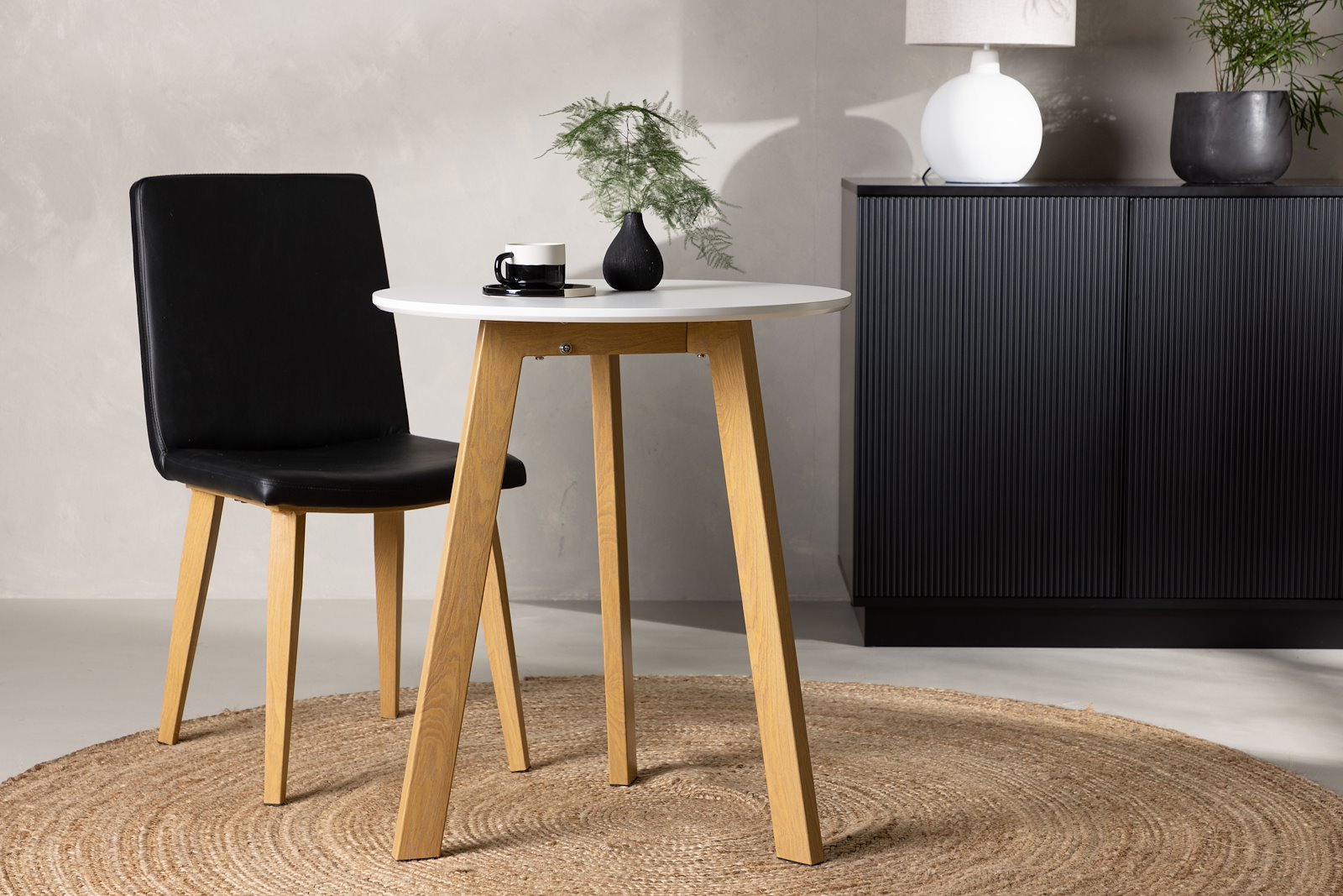 Leonora rundt spisebord Ø65 cm. Hvit rundt spisebord med eikeben.