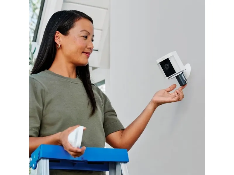 Ring Spotlight Cam Plus Battery - Netværksovervågningskamera - udendørs - vejrfast - farve (Dag/nat) - 1080p - audio - trådløs - WiFi