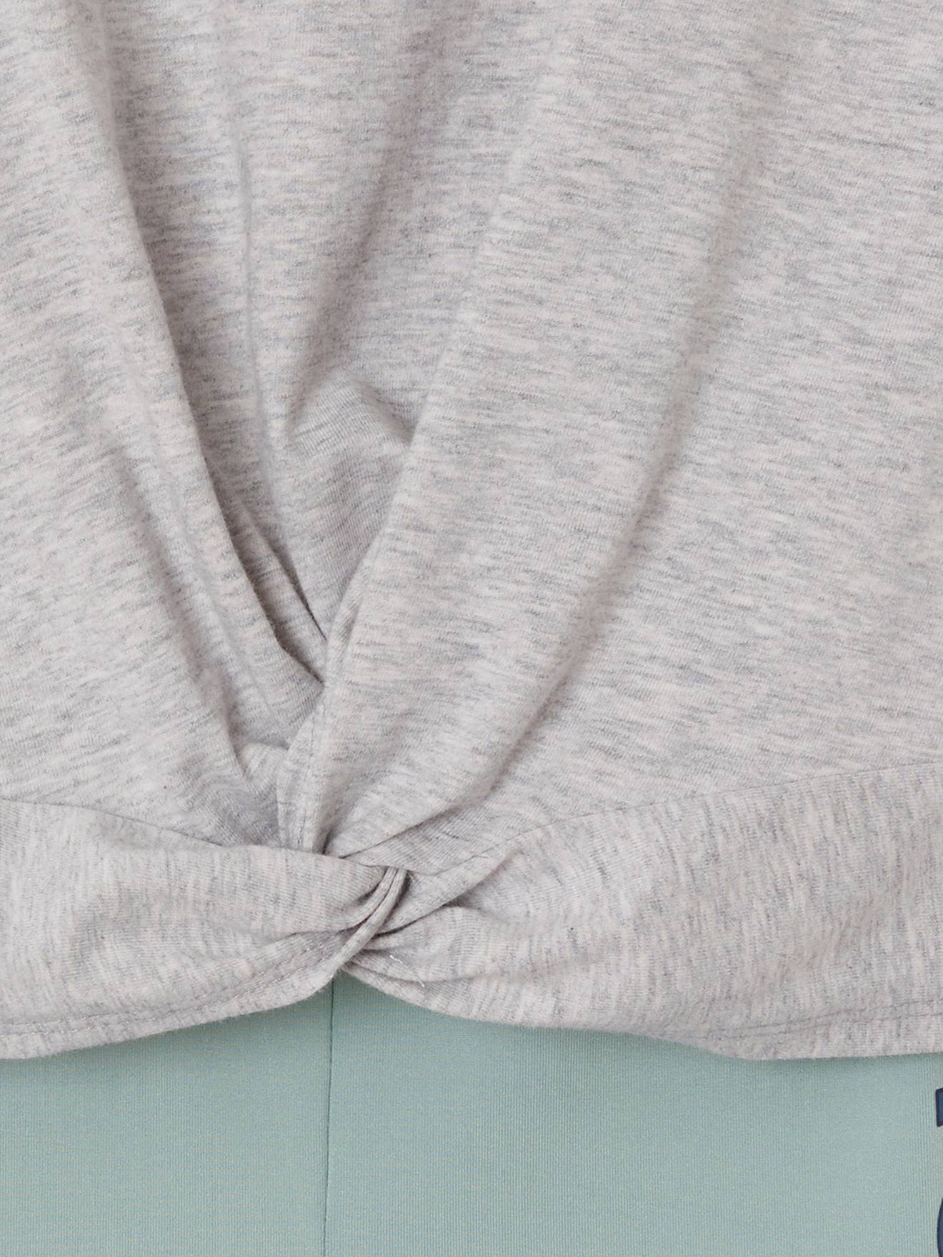 Conjunto de moletom cinza mesclado tamanho médio para meninas, composto por blusa com amarração e leggings.