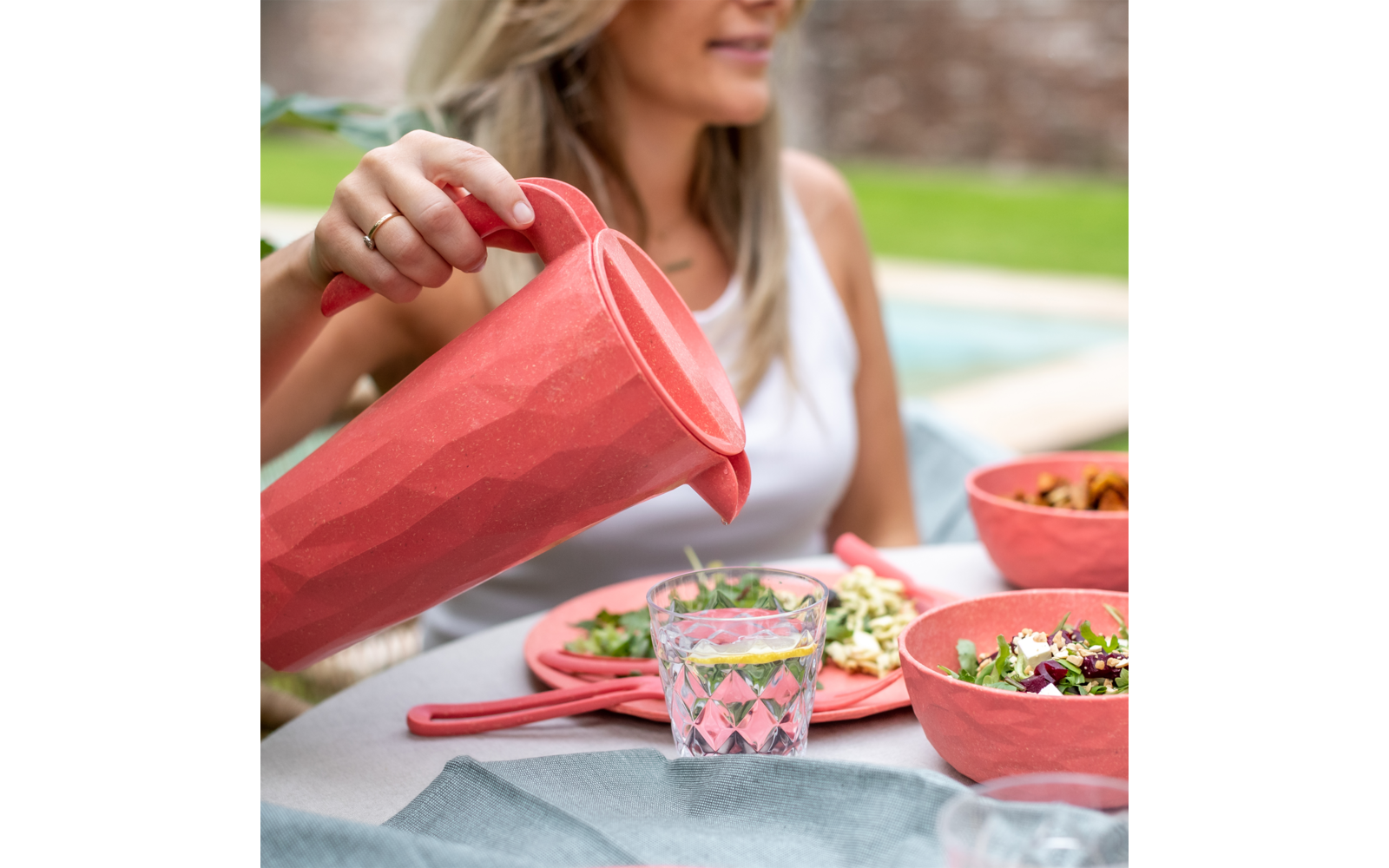 Koziol Club Pitcher Superglas Kanne mit Deckel 1,5 Liter nature ash grey