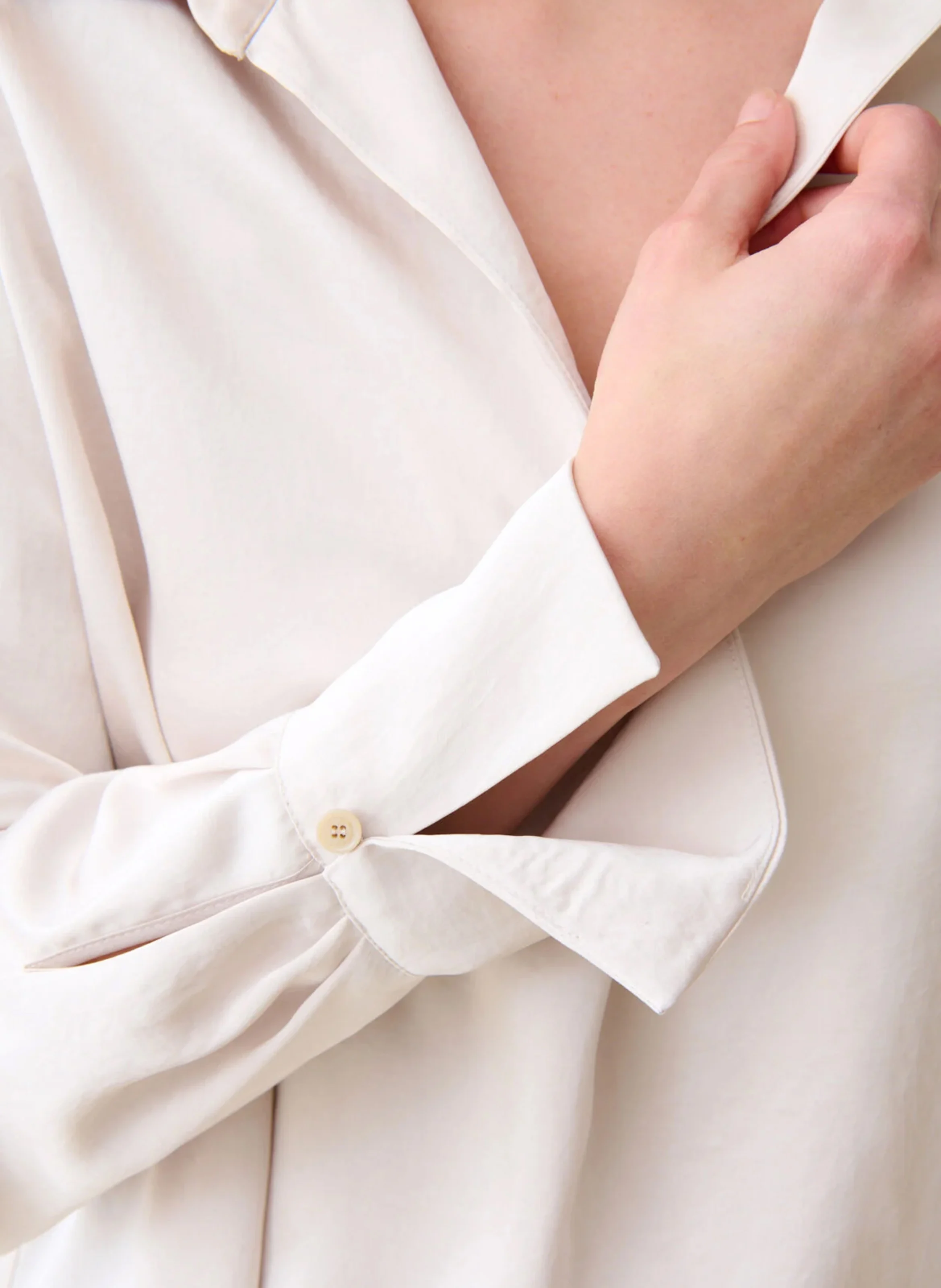 Top droit col V effet satiné à jeux de plis | Beige