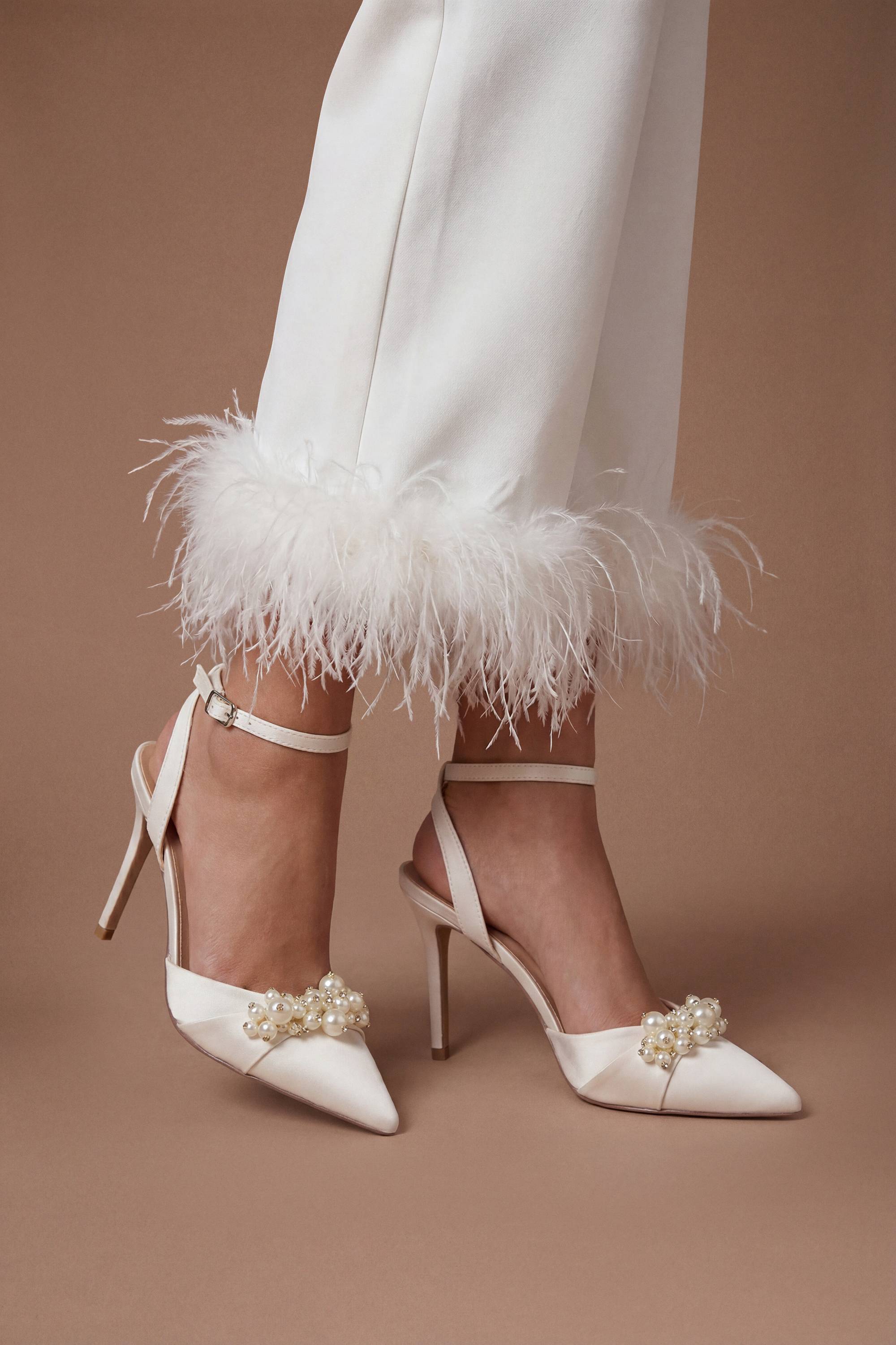 Coast Chaussures De Mariée Hollie À Talon Aiguille Haut En Satin Avec Détail De Perles Et Bride Arrière Avec Semelle Confort