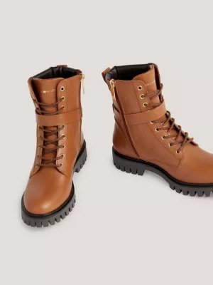 Botas de tornozelo de couro com fivela e travas