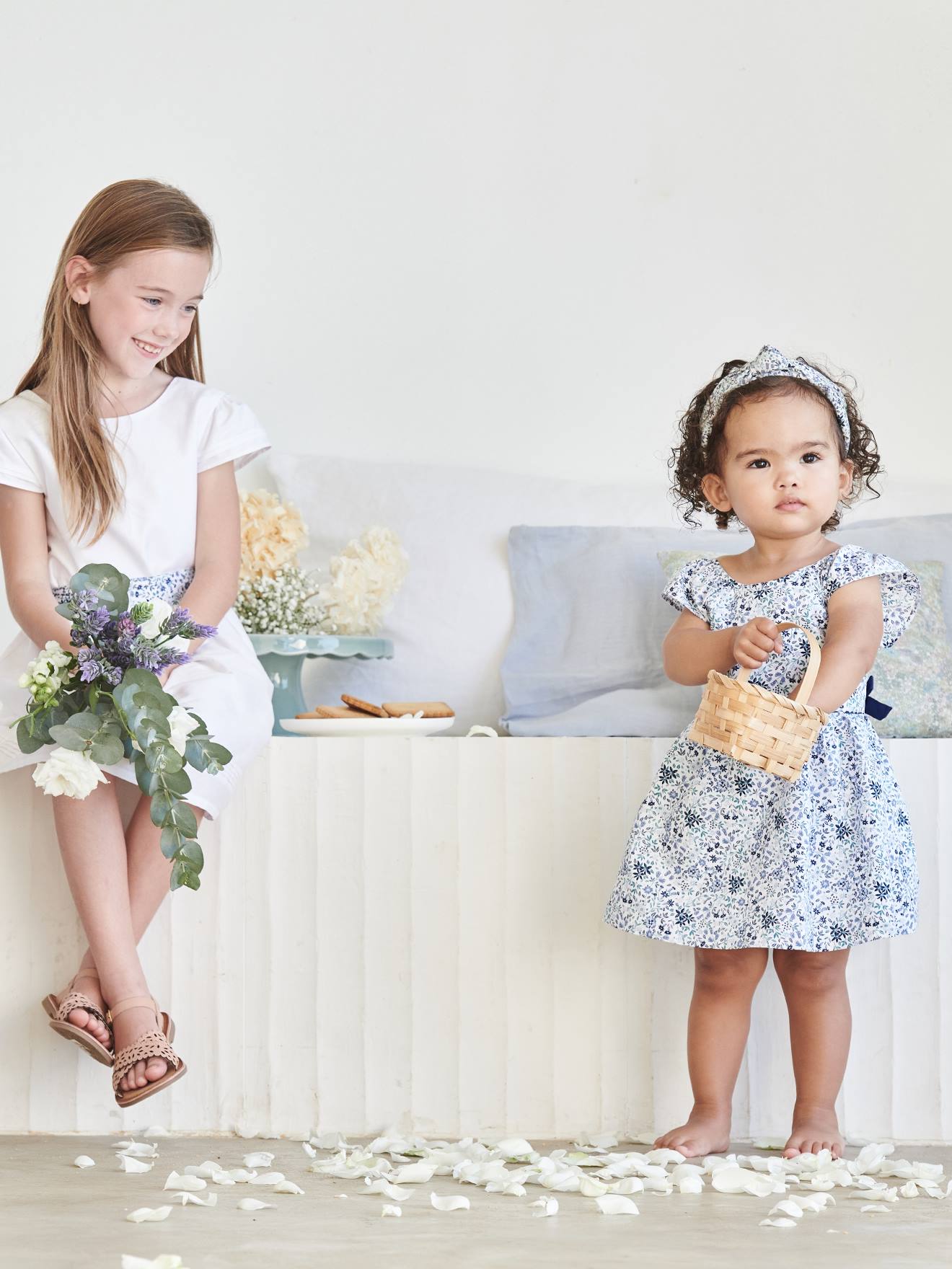 Vestido de festa infantil com estampa floral branca clara