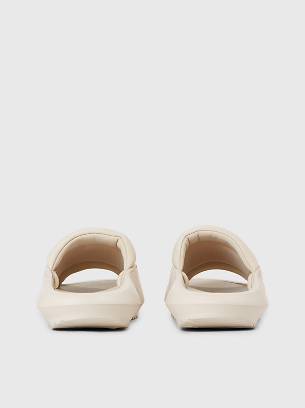 Chinelo com logotipo híbrido