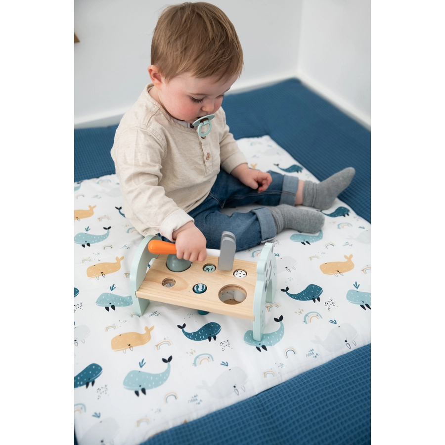Ullenboom Krabbeldecke Waffelpique Motiv blau Wale 100x100 cm