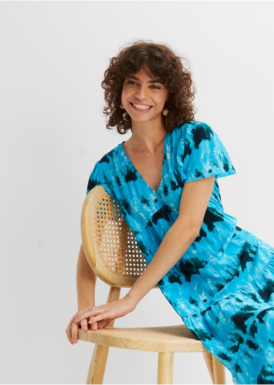 Robe midi avec manches papillon, volants et poches