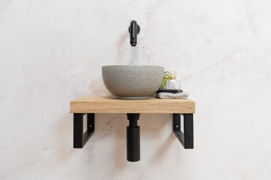 Saniclear Baru fonteinset met eiken plank, grijze terrazzo waskom en zwarte kraan voor in het toilet