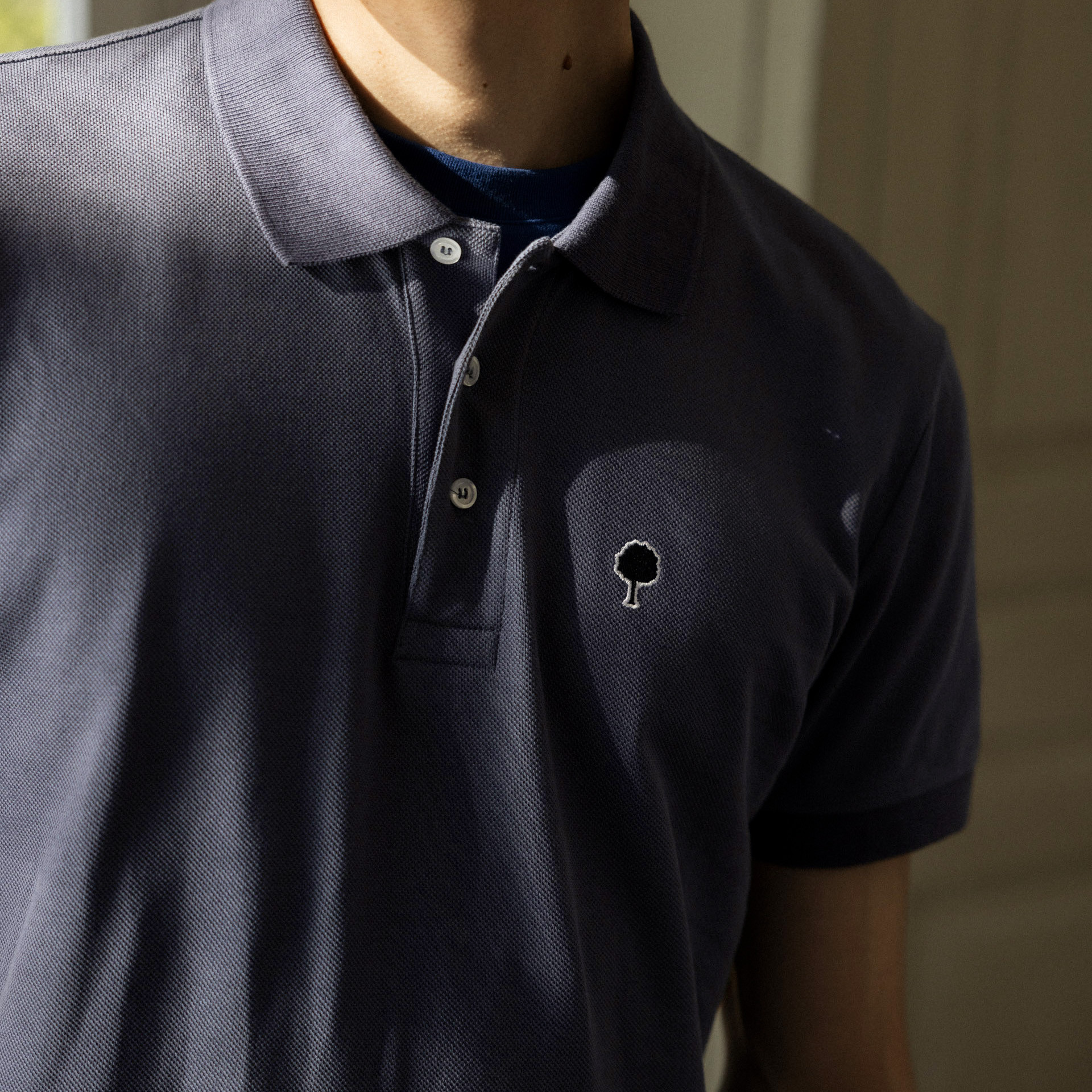 Polo bleu broderie arbre coton et coton recyclé - modèle lumigny