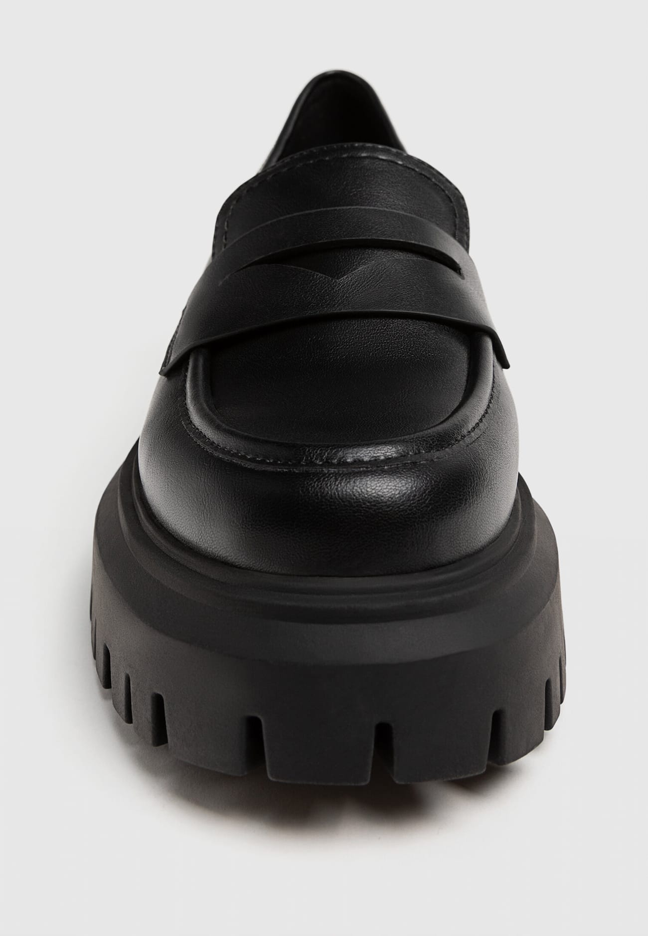 Mocassins pretos com solado tratorado