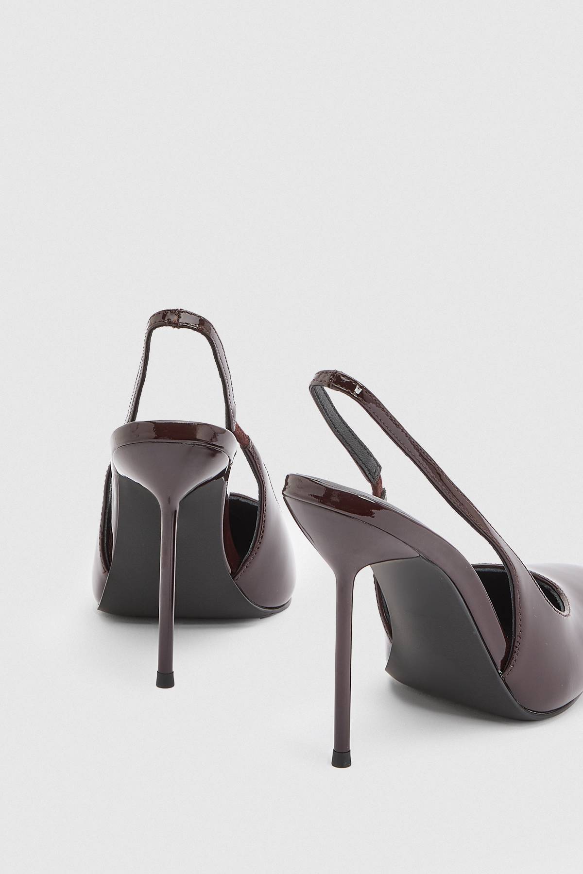 KarenMillen Escarpin À Bride Arrière En Cuir Verni Avec Talon