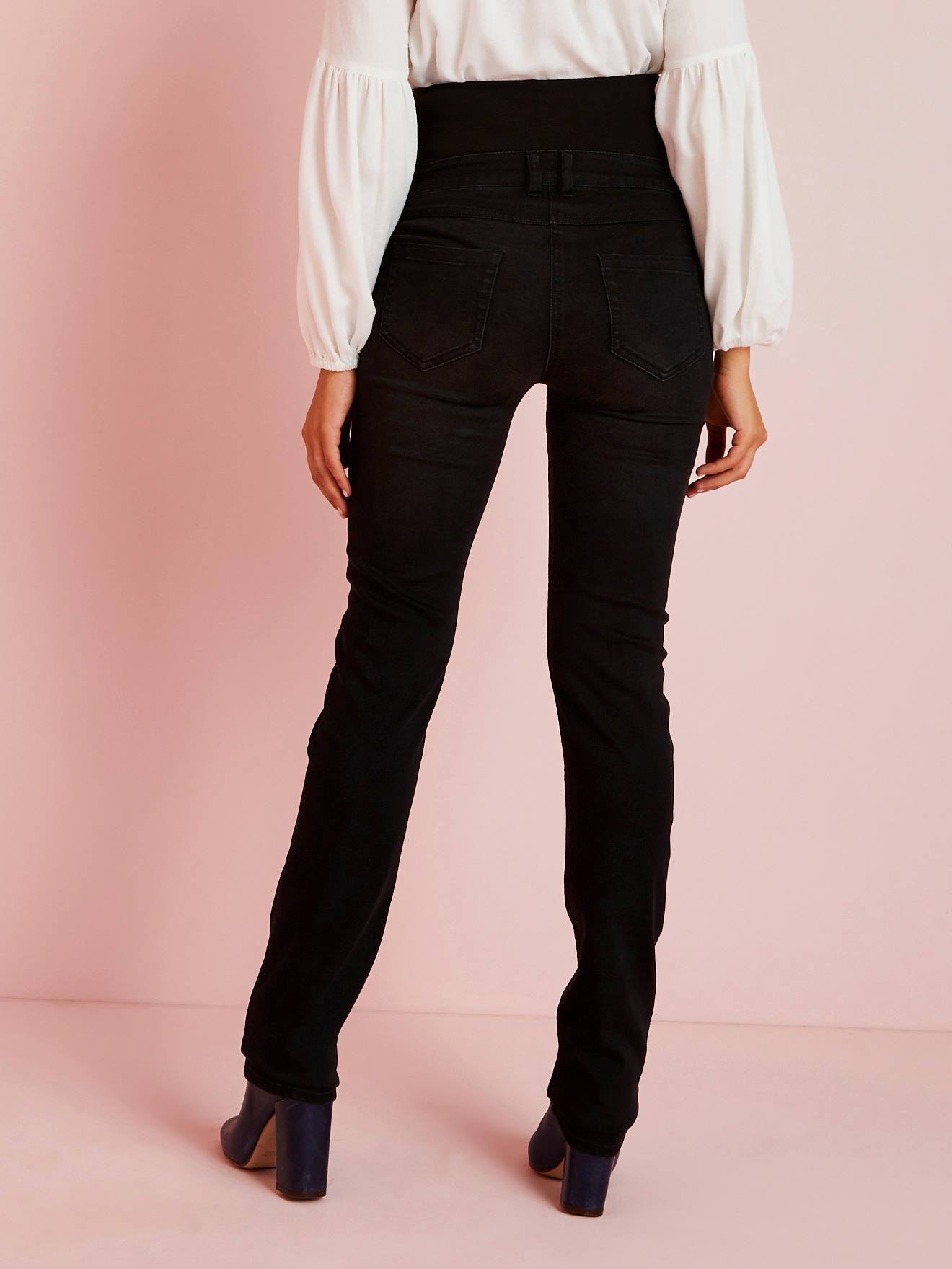 Calça jeans de gestante com corte reto e entrepernas de 78 cm. Cor preta lisa.