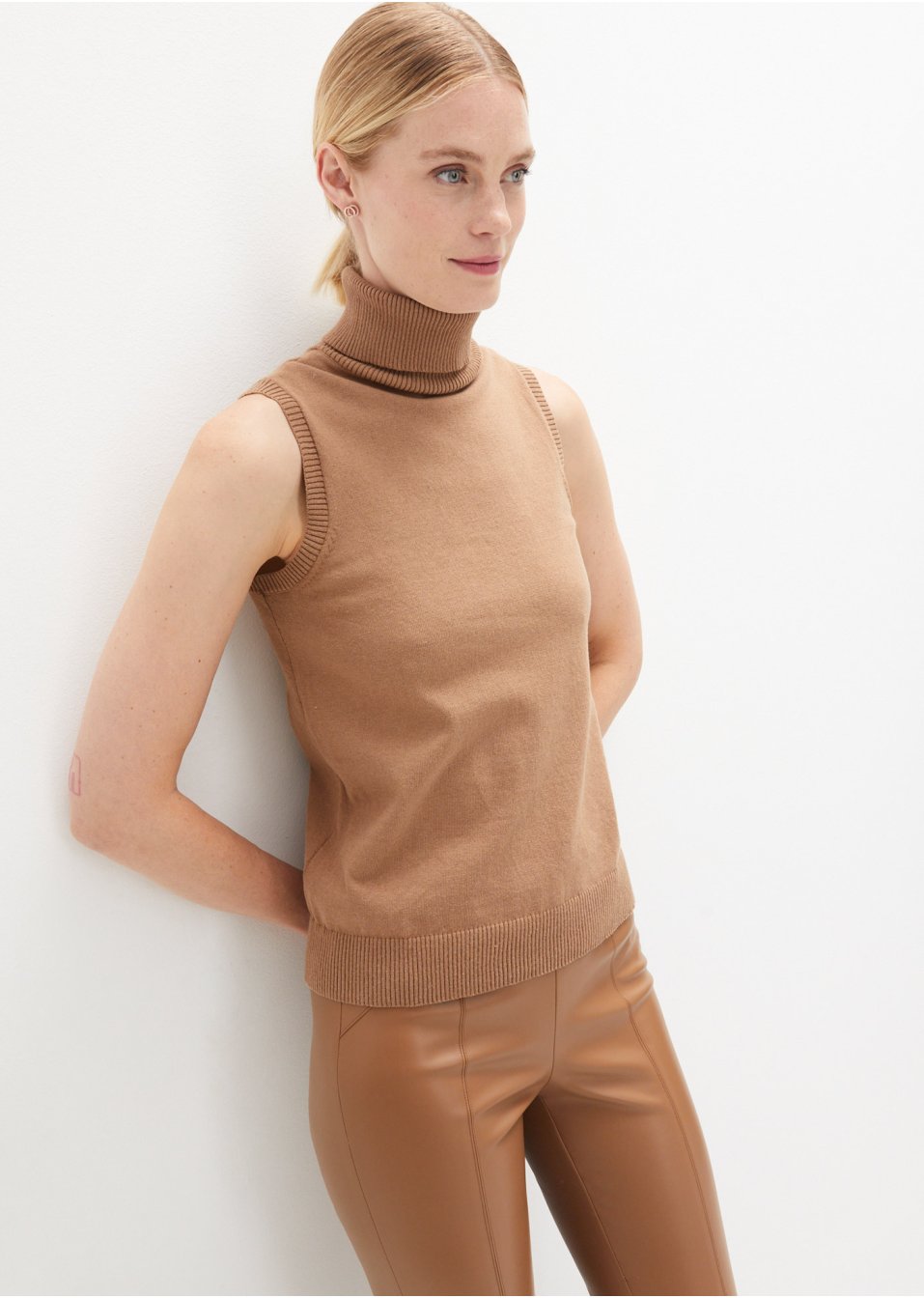 Pull col roulé sans manches