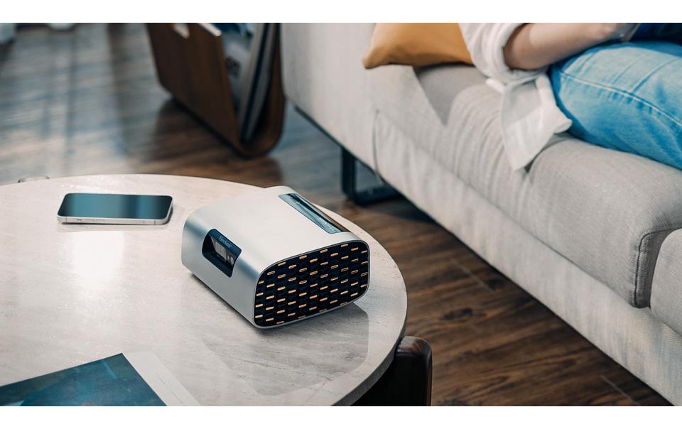 Projektor M10E<br>Tragbarer RGB-Laser-Smart-Projektor mit Harman Kardon-Lautsprecher
