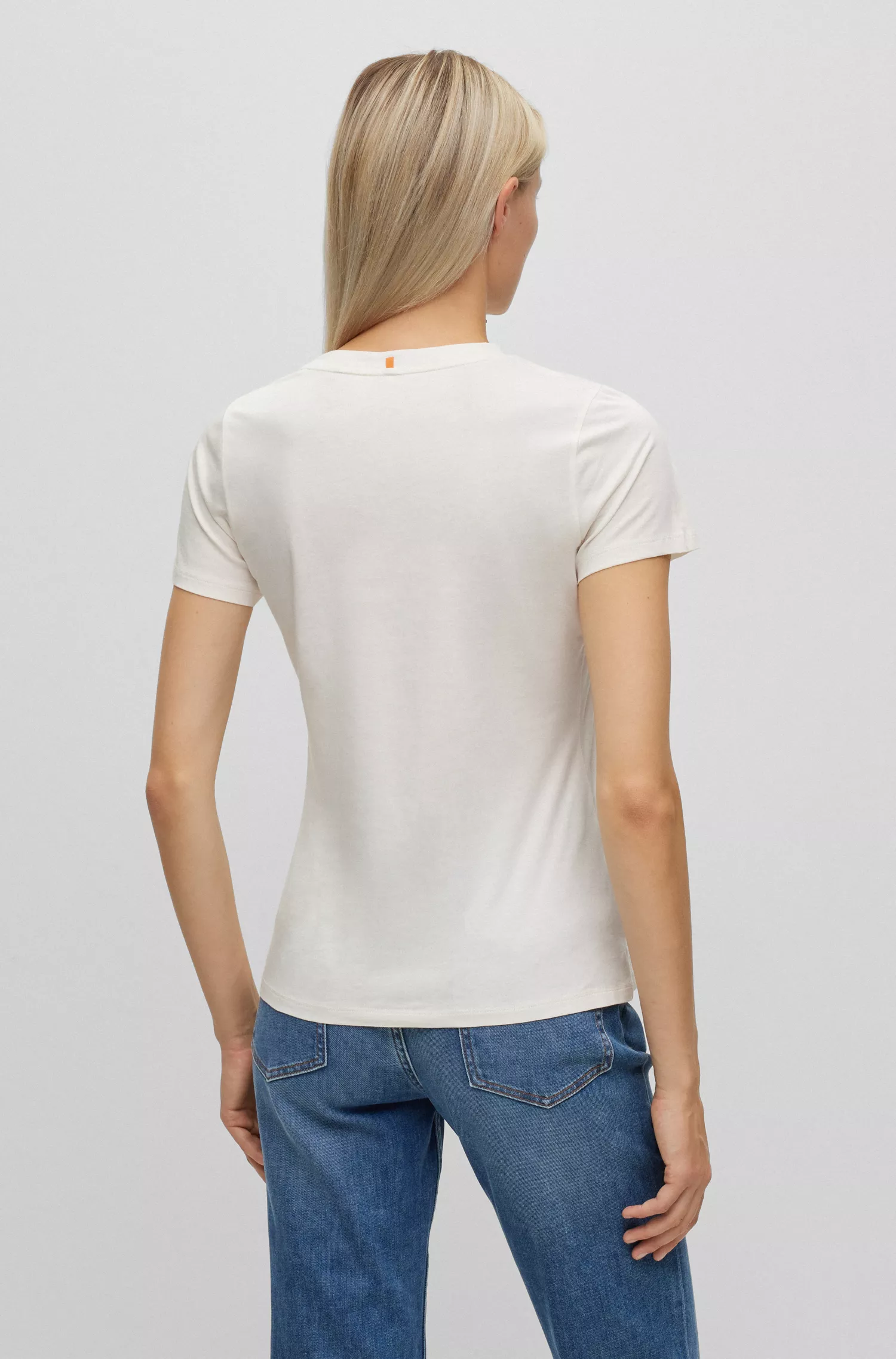 Camiseta BOSS preta de algodão orgânico com logotipo e slogan.