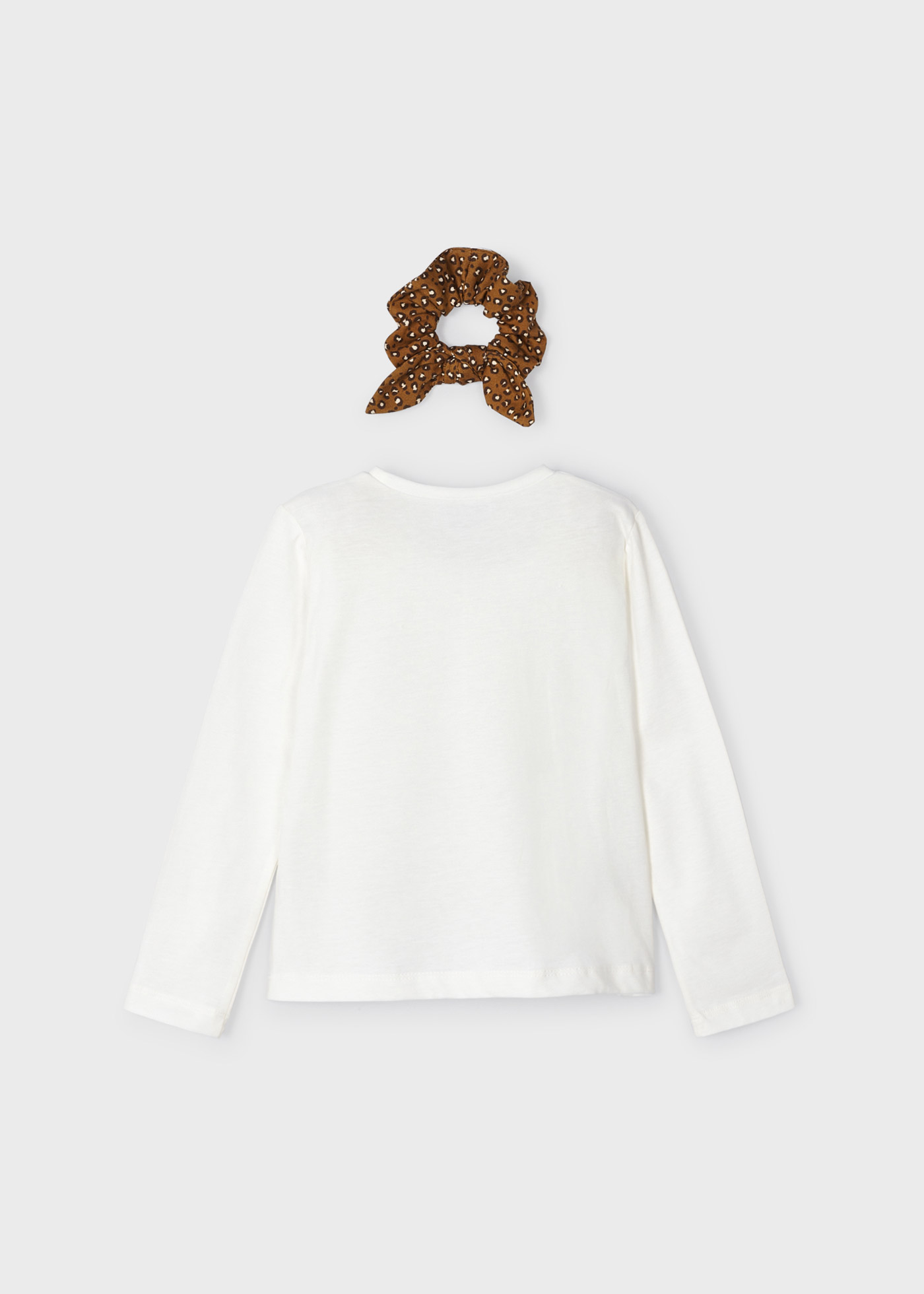 Camiseta infantil Better Cotton com elástico de cabelo.