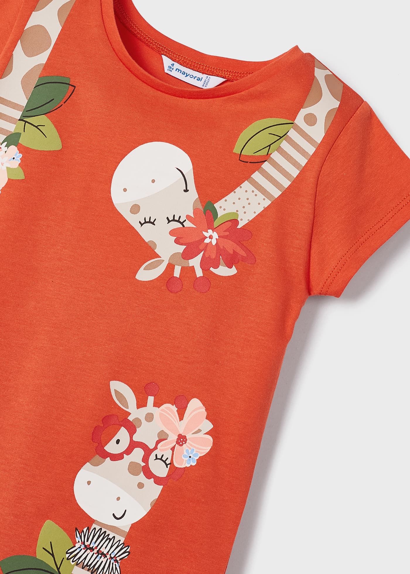 Camiseta feminina com estampa sustentável em algodão.