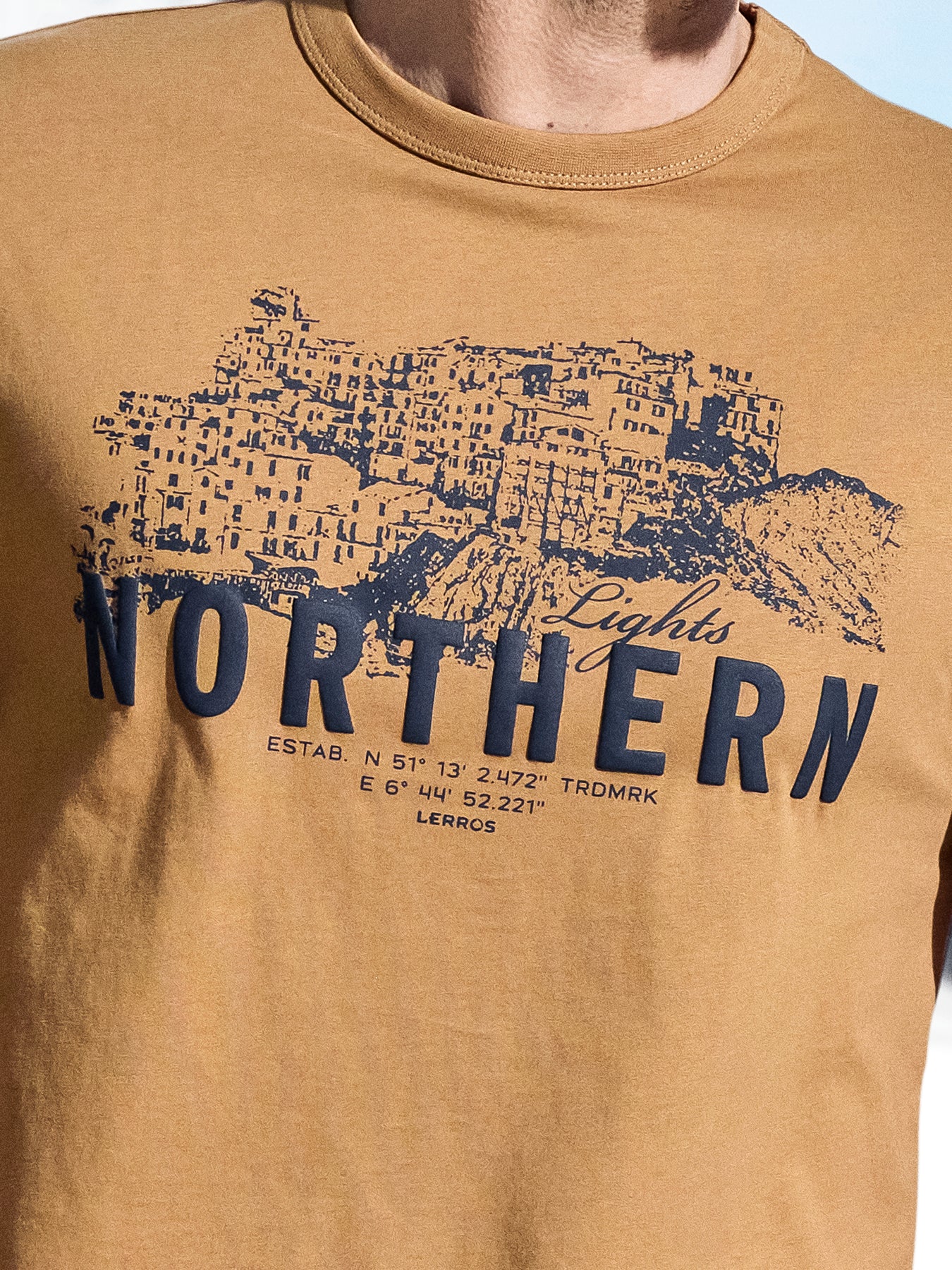 Unifarbenes T-Shirt mit Brustprint