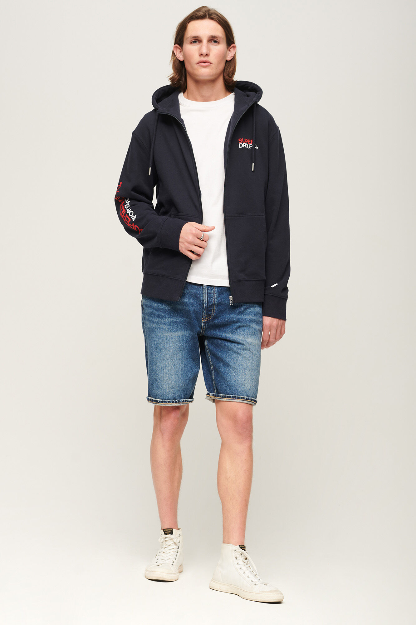Moletom folgado com zíper. Roupa esportiva.