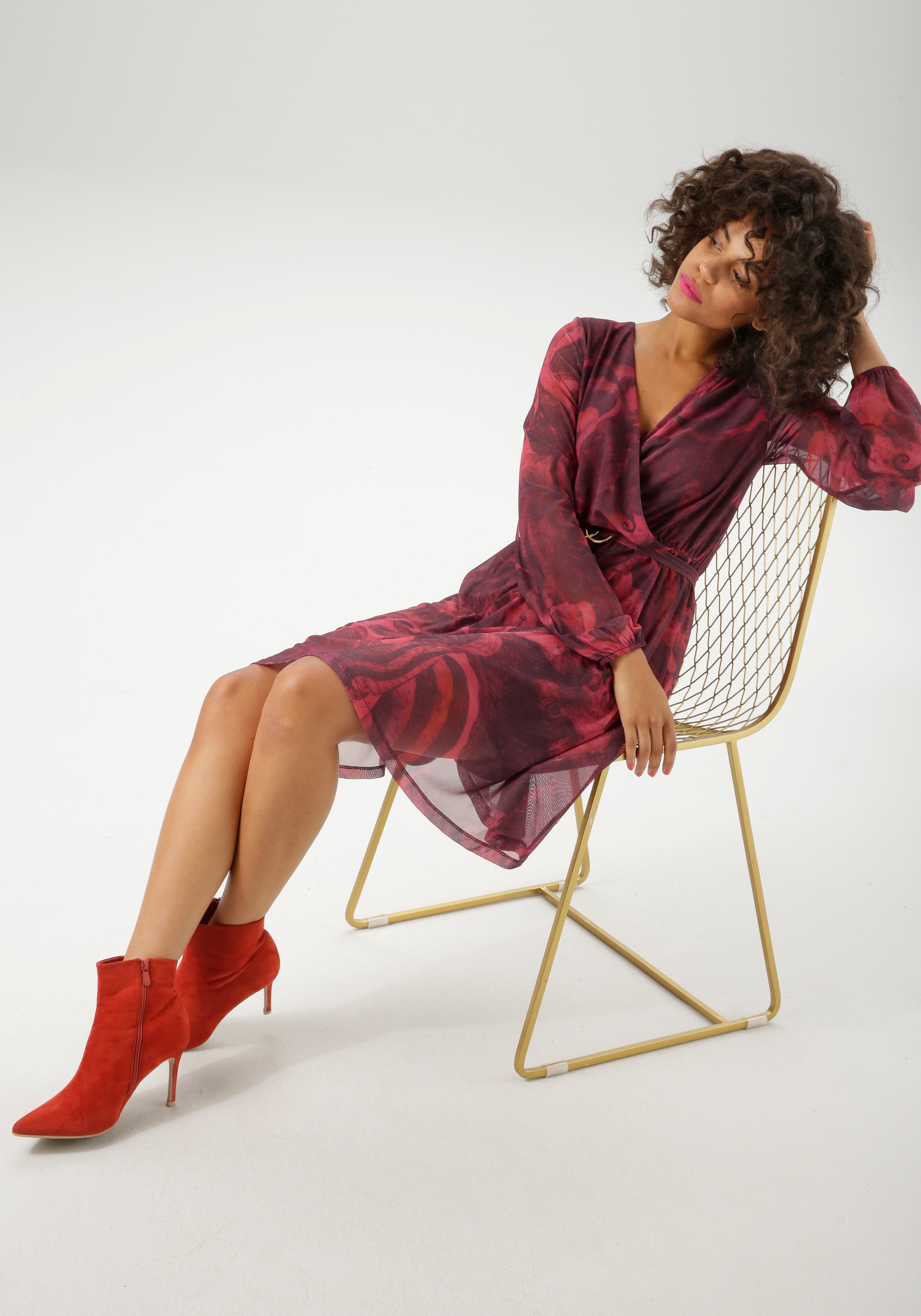 Aniston CASUAL Blusenkleid mit dekorativer Brosche am fixiertem Bindegürtel - NEUE KOLLEKTION