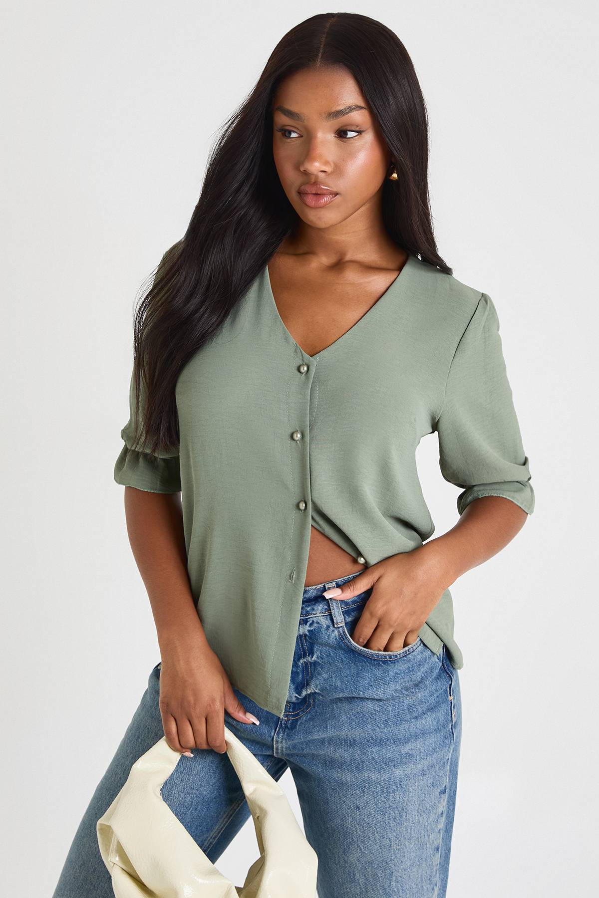 boohoo Chemisier martelé à manches bouffantes et à boutons sur le devant