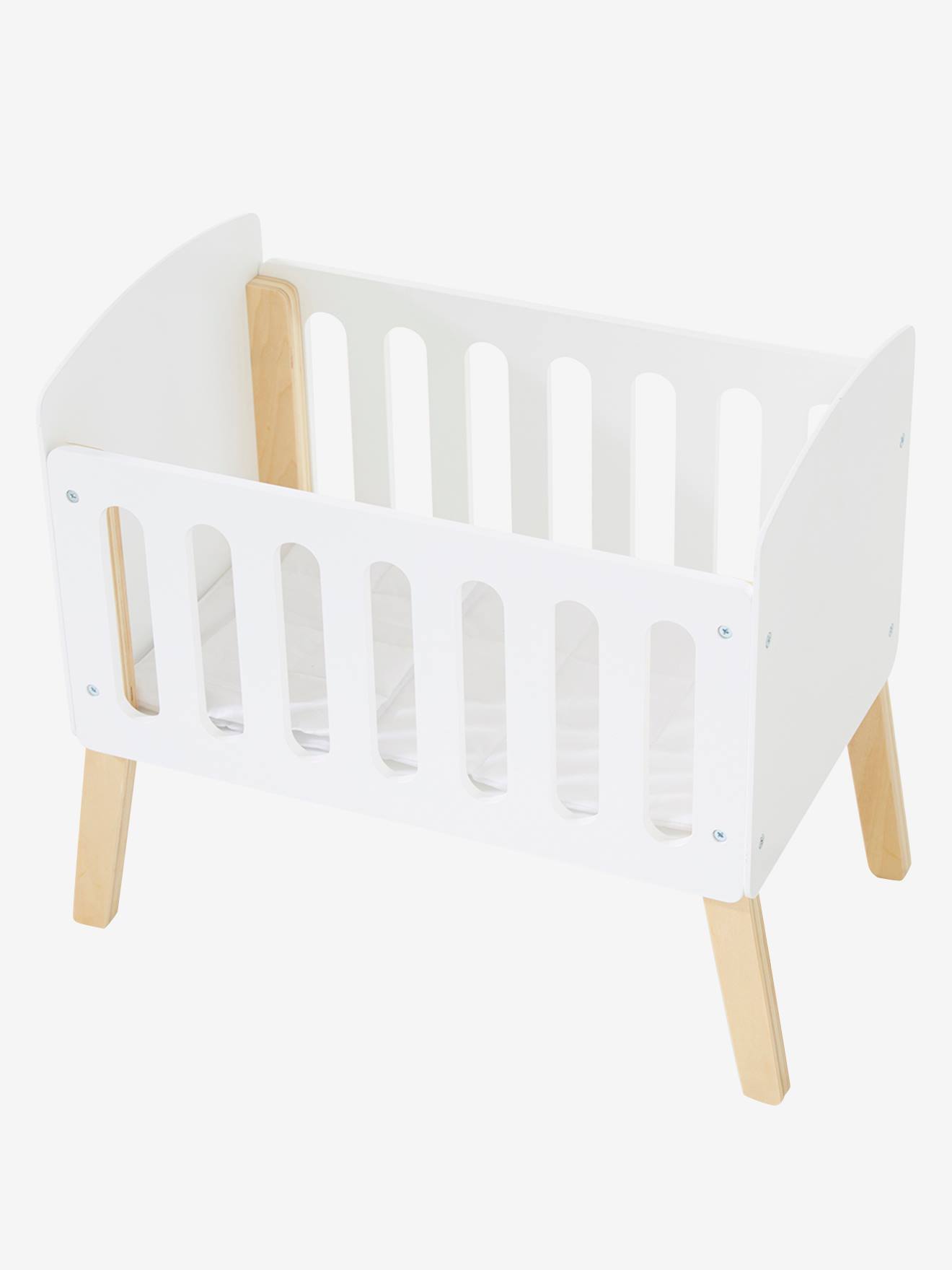 Cama de boneca com pés, feita de madeira certificada FSC®, branca.