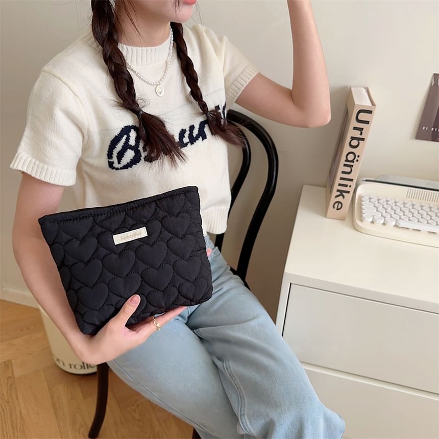 Bitabis - Gewatteerde make-uptas / clutch met letters en hartjesmotief