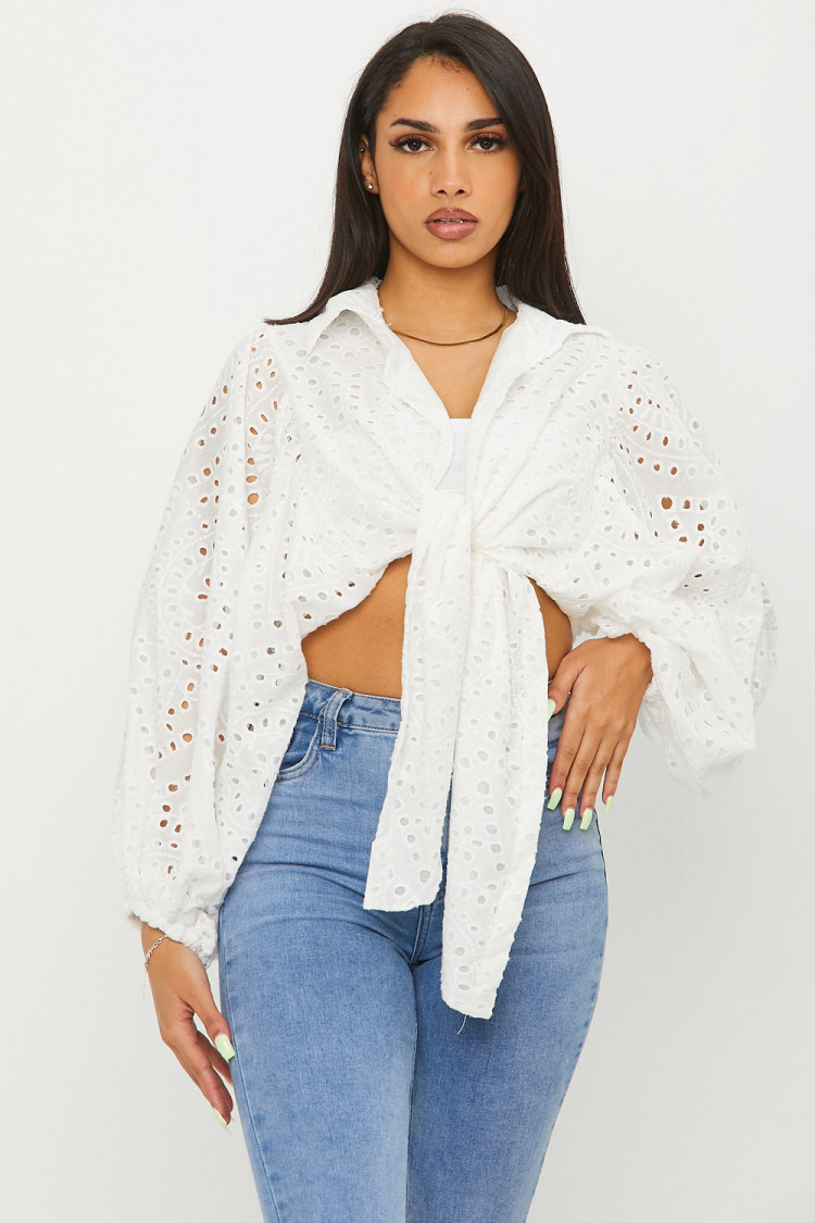 Blouse blanche courte a noué en broderie anglaise