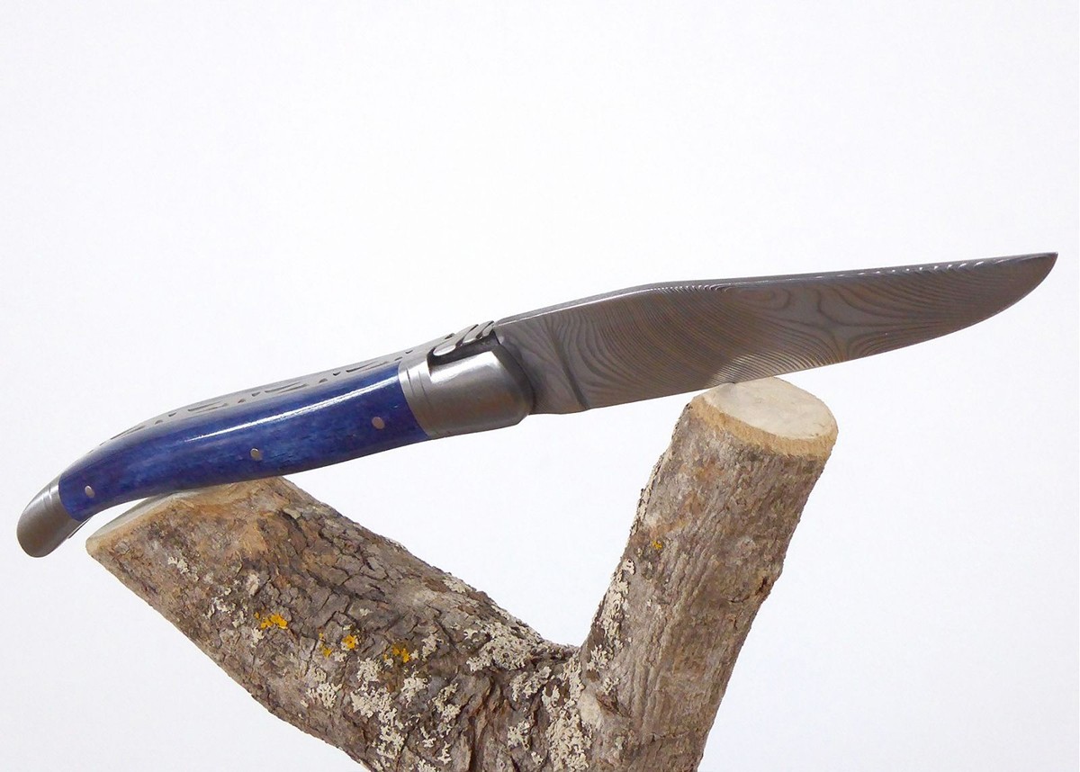 Couteau Laguiole avec un manche en Os de girafe teinté bleu
