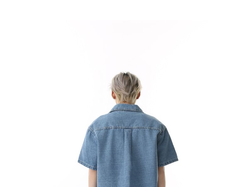 FAERIS - Gewassen denim overhemd met knoopjes en elleboogmouwen / Jorts met wijde pijpen en middelhoge taille
