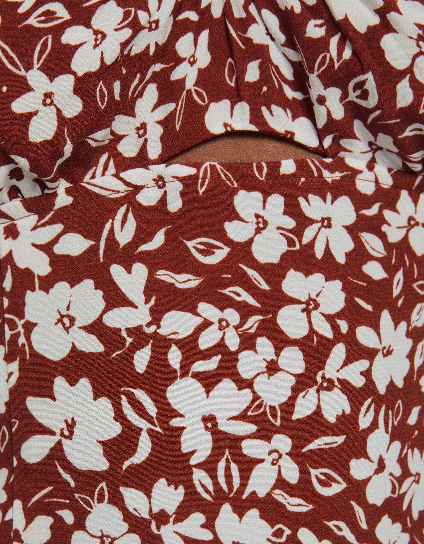 Vestido midi com estampa floral, alças e detalhe vazado.