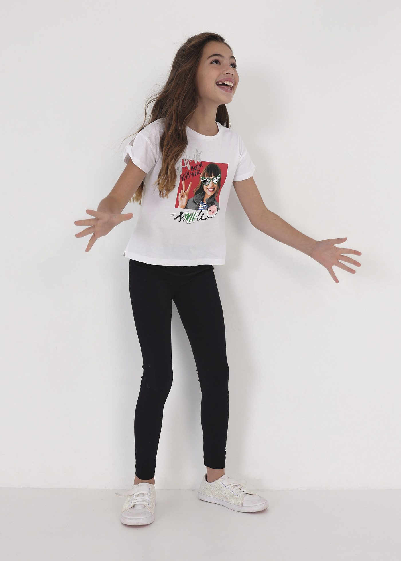 Camiseta de manga curta para meninas, feita de algodão sustentável.